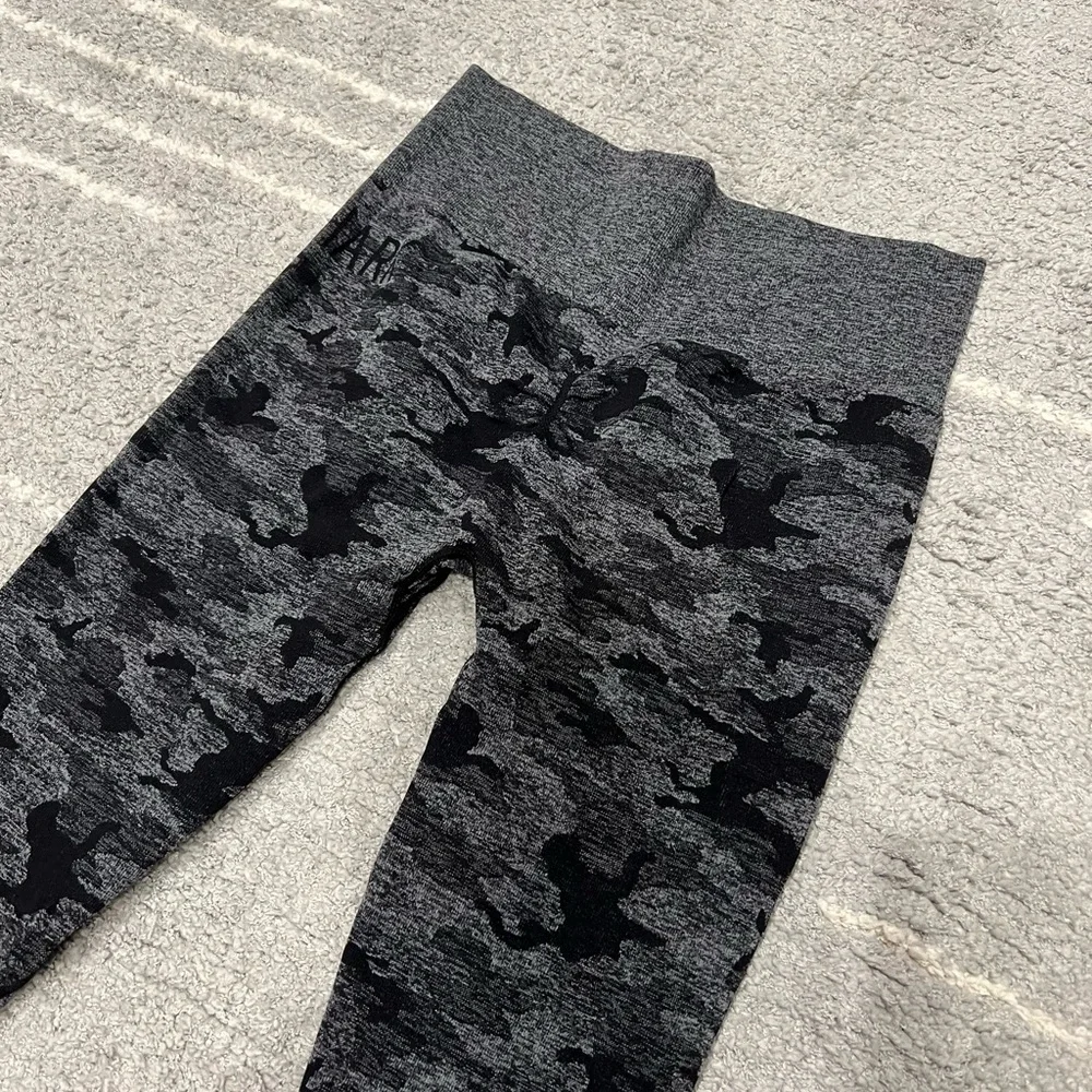 Gymshark Dark Gray Camo Seamless Leggings - Workout Pants sz Med - Picture 3 of 5